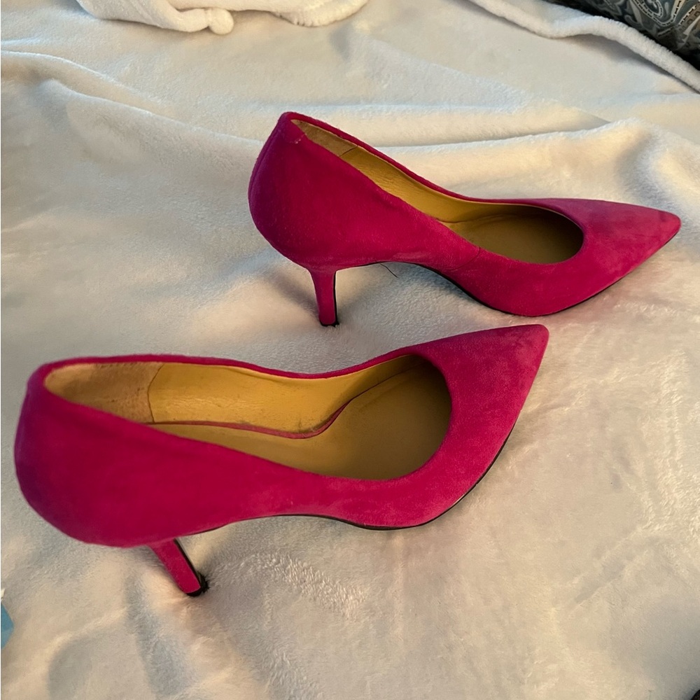 Nine West 
Pink suede 
Size 9 
Never Worn